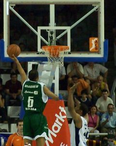 El Unicaja renueva el contrato del alero Stéphane Risacher