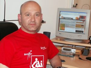 Darryl Middleton le dedica su camiseta a Carlos Cardesa, campéon de la Cyberliga