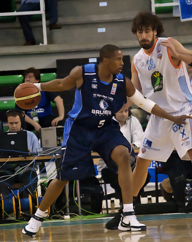 Obradoiro se sube al carro de los favoritos por el ascenso con Bernard Hopkins y Deron Washington