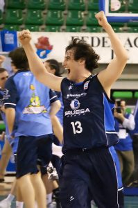 El Bruesa renueva a su capitán y prescinde de la ‘torre rumana’