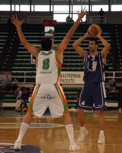 El eterno capitán del Cáceres, Juan Sanguino, renueva su contrato