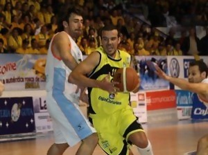 El pívot Airam Marrero seguirá un año más de aurinegro