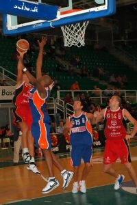 Manu Pereira se une al carrusel de renovaciones en Coruña