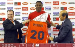 El Pamesa confirma el fichaje de Dikoudis y el interés por Van den Spiegel