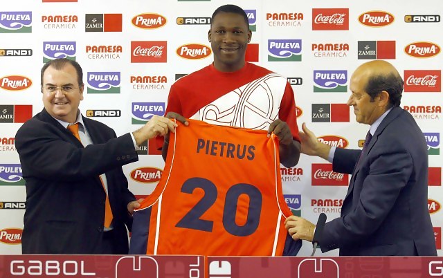 El Pamesa confirma el fichaje de Dikoudis y el interés por Van den Spiegel