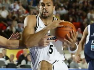 Ademola Okulaja, con problemas de salud