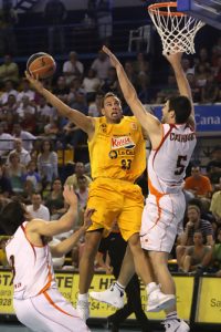 El Kalise Gran Canaria renueva a Carl English