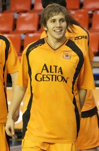 Novedades cantera ACB: el <i>Fuenla</i> renueva a Nacho Guigou por 3 años cediéndolo a la Adecco Oro. Lagún Aro GBC confía en Lander Lasa por un curso