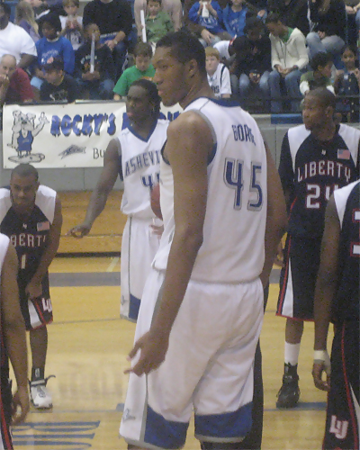 Una amputación acaba con la carrera de Kenny George, el gigante de 2,30 metros