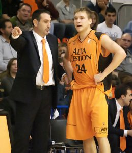 Gana DKV a <i>Fuenla</i> en un choque dominado por jóvenes, gran debut de Moiso y reconocimiento a Guil