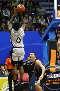 Arrebato anotador en un partido demencial