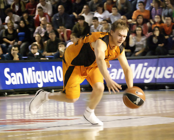 Oleson será baja entre 4 y 6 semanas y Jon Uriarte puede ser el jugador número 11 de la plantilla de Caja Laboral Baskonia