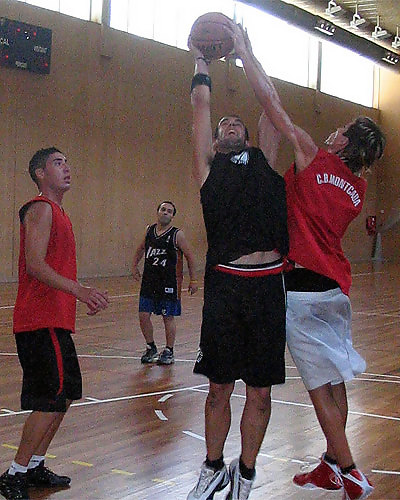 Victoria contundente del baloncesto en el 5º Aniversario de Solobasket