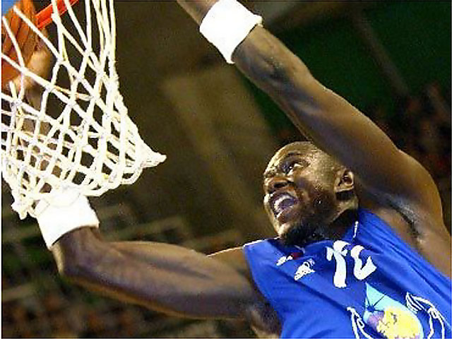 Menorca intentará hacerse con el sietepiés Boniface Ndong