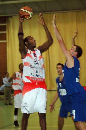 Balneario de Archena: Iván Aparicio IN, Terrance Farley OUT