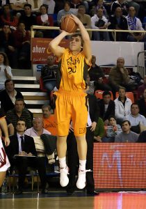 La saga de los Llorente continúa con la llegada de Sergio LLorente al Lobe Huesca. Nacho Guigou debutará en la Adecco Oro con su fichaje por Alcázar