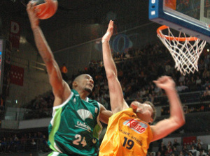 Los triples de Haislip meten a Unicaja en semis