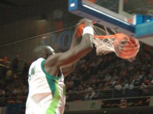 El Unicaja jugará la final tras jugar un duelo de duras defensas