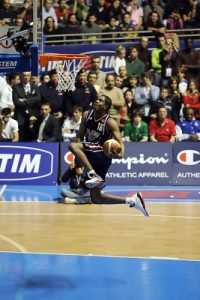 Alan Daniels tratará de ayudar a Rosalía a lograr la salvación