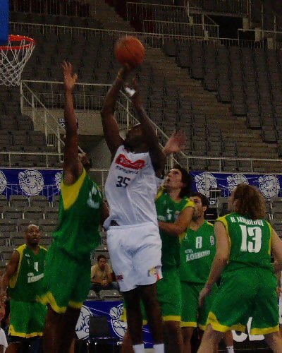 Grupo Capitol arrasa a un Lagun Aro en cuadro (81-53)