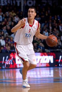 El Tau se refuerza con el base John Lucas