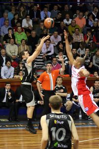 Blums gana el duelo entre bases en el partido del exceso de celo arbitral