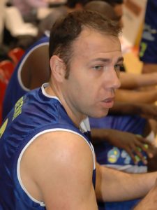 De las pistas a los bancos en mes y medio: Berni Álvarez regresa para convertirse en nuevo entrenador del CB Tarragona en sustitución de J.P. Márquez