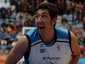 El gigantón ex-ACB Dragusin destaca en la vuelta a su país