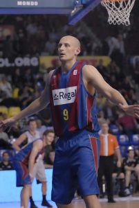 La vuelta de Lubos Barton a las canchas ayuda al Regal Barça a pasar por encima del CB Cornellá en la celebración de su 80 aniversario (40-93)