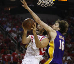 Alerta amarilla: Aaron Brooks y Scola machacan a Kobe y Gasol