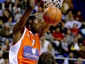 Entre franceses anda el juego: Alain Koffi refuerza la pintura de la Penya