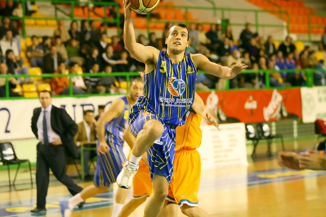 La entidad presidida por Gorka Aixàs espera la desvinculación del base catalán con el COB (Club Ourense Baloncesto) para cerrar el fichaje del base deseado