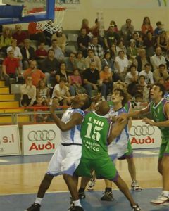 El Bruesa corta a Rob Lewin