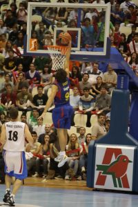 El Barça marca territorio en el retorno de la ACB a Galicia