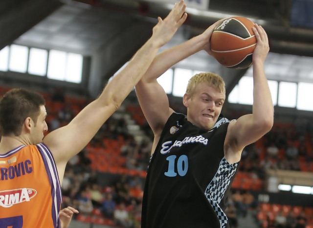 Asefa Estudiantes iguala la oferta de Assignia Manresa y retiene a Clark