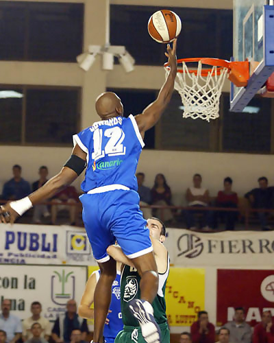 Edu Sanchez obra el milagro con un triple sobre la bocina