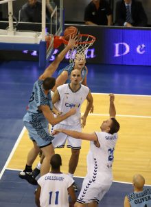 Cajasol se lleva el partido de las primeras urgencias; Estudiantes sigue sin conocer la victoria