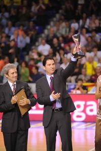 Xavi Pascual recibe el premio a su buen trabajo: una temporada más de contrato