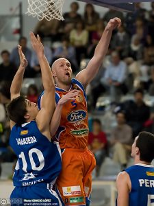 Adecco Oro J.13 (II): Melilla resiste mientras que Socas canarias y Cáceres resurgen. Clínicas Rincón se postra ante Ford Burgos con un autoritario Zach Morley (+42)