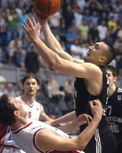 Catorce expulsados en un partido entre el Hemofarm y el Partizan de Belgrado