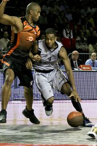 La mala estrella de Chris Warren; vuelve a caer lesionado y estará entre 4-5 semanas de baja