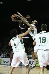 Lección de juego colectivo de Unicaja en el Bizkaia Arena