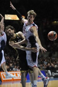 Caja Laboral se postula como candidato ante el Real Madrid (80-62)