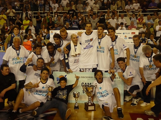 ¡Ligas Ext! Peñarol gana el Super 8 y Rubén Magnano se va de Atenas; Ksistof Lavrinovic, MVP de la LEGA; Asik baja en el Fenerbahce y traspiés del Olympiakos ¿Conoces a Raduljica?