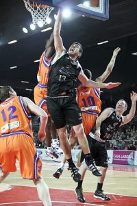 Un triple de Marinovic hace tocar fondo a Bizkaia Bilbao Basket