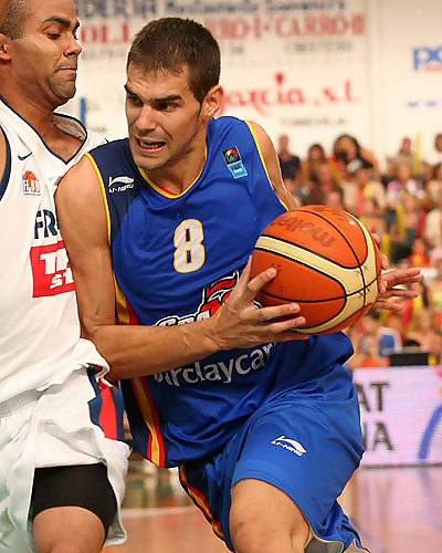 Tyson Chandler confirma que se va a Toronto en el mismo trade que enviaría a José Manuel Calderón a los Bobcats. Los Spurs presentan a Tiago Splitter