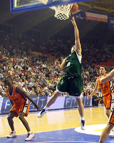 El Unicaja renueva al base malagueño Carlos Cabezas