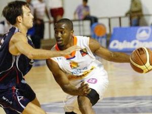 Michael Umeh completa el perímetro del Blancos de Rueda Valladolid