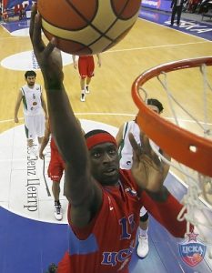 Pops Mensah-Bonsu refuerza la batería interior del Caja Laboral