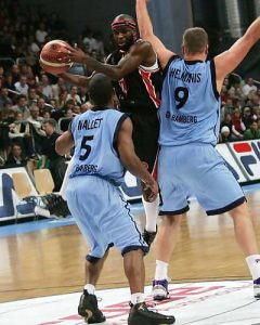 El ‘otro’ Michael Jordan agrede a un compañero y cambia de equipo